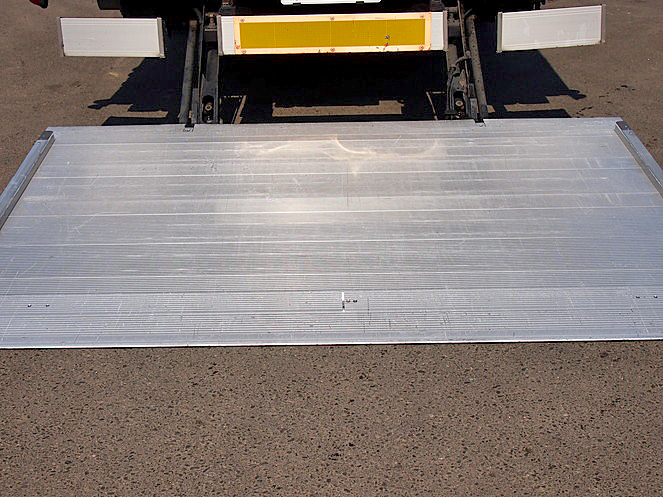 いすゞ ギガ ウイング車 大型 PJ-CYJ77W6A 年式 H18[写真12]