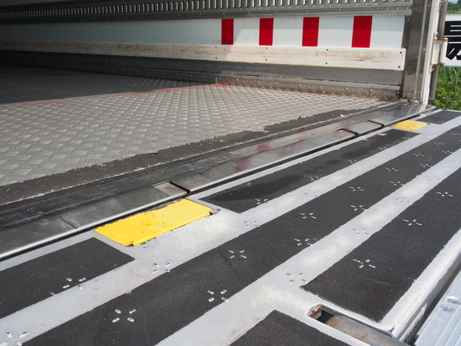 いすゞ ギガ 冷凍バン 大型 PKG-CYL77V8 年式 H21[写真18]