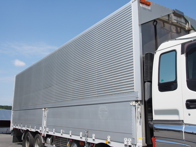 いすゞ ギガ 冷凍ウイング 大型 PDG-CYJ77W8 年式 H22[写真09]