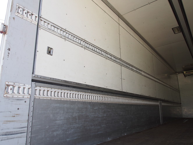 いすゞ ギガ 冷凍ウイング 大型 PDG-CYJ77W8 年式 H22[写真16]