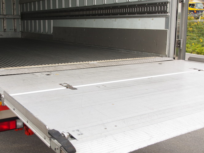 三菱ふそう ファイター 冷凍バン 中型 PDG-FK61F 年式 H20[写真21]