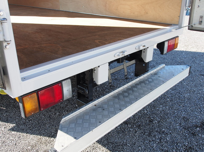 いすゞ エルフ バン車 小型 BKG-NLR85AN 年式 H21[写真16]