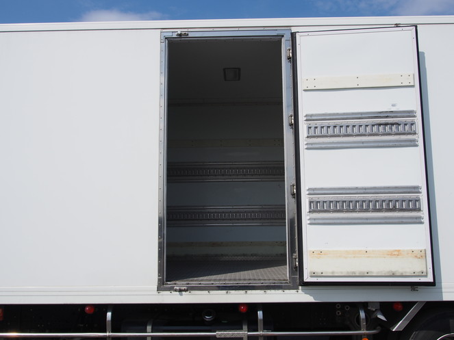 いすゞ フォワード 冷凍バン 中増t PKG-FSR34T2 年式 H21[写真11]