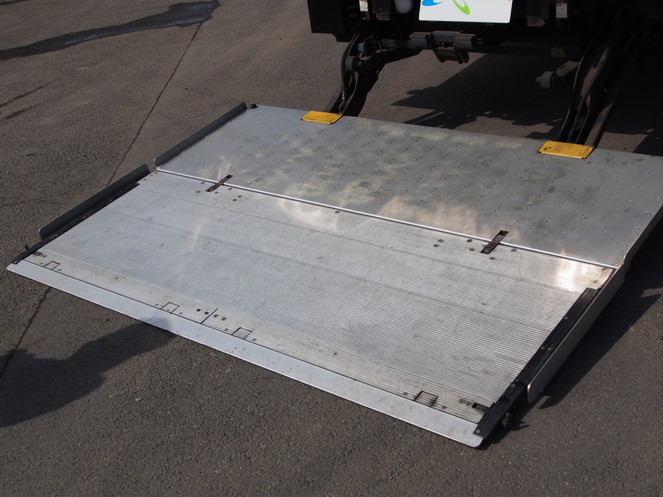 いすゞ フォワード 冷凍バン 中増t PKG-FSR34T2 年式 H21[写真13]