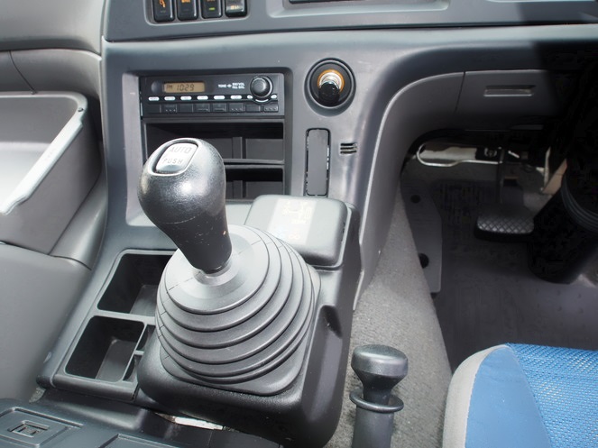 いすゞ ギガ ウイング車 大型 PKG-CYJ77W8 年式 H22[写真20]