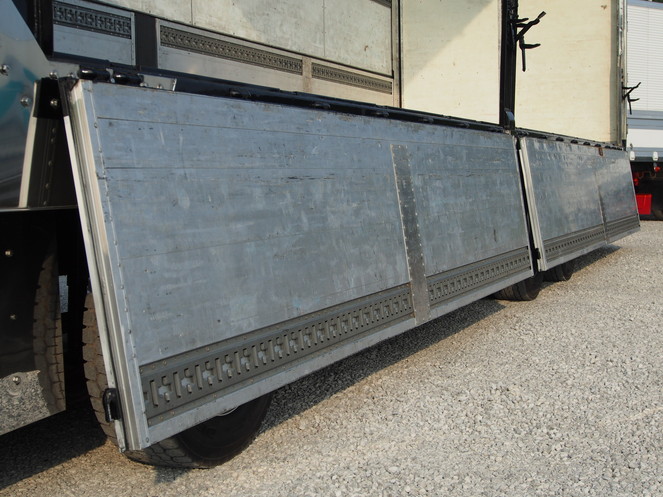 いすゞ ギガ 冷凍ウイング 大型 PJ-CYJ51W5 年式 H17[写真18]