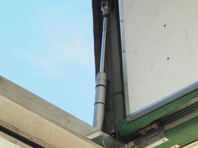 いすゞ ギガ 冷凍ウイング 大型 PJ-CYJ51W5 年式 H17[写真19]