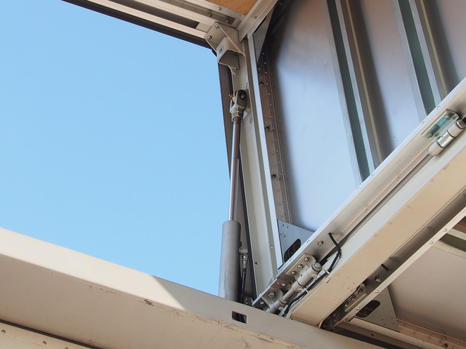 いすゞ ギガ ウイング車 大型 PDG-CYL77V8 年式 H22[写真12]