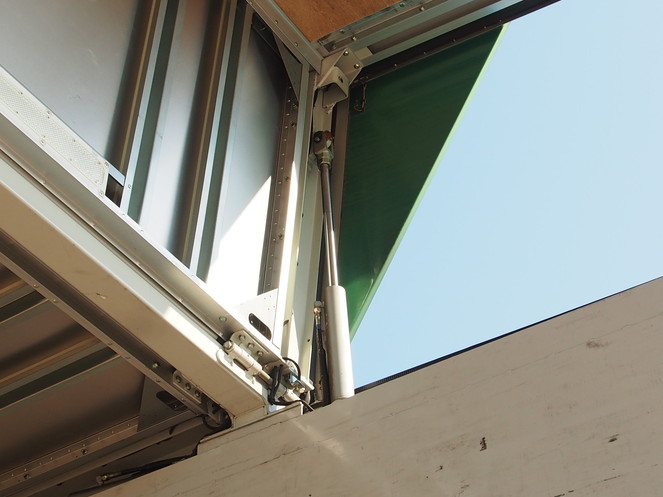 いすゞ ギガ ウイング車 大型 PDG-CYL77V8 年式 H22[写真13]