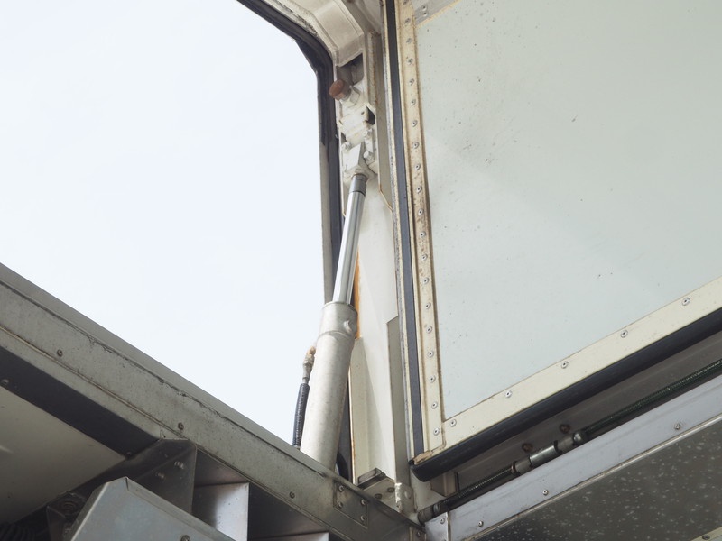 いすゞ ギガ 冷凍ウイング 大型 PJ-CYJ51W5 年式 H16[写真13]