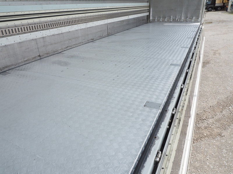 いすゞ ギガ 冷凍ウイング 大型 PJ-CYJ51W5 年式 H16[写真25]