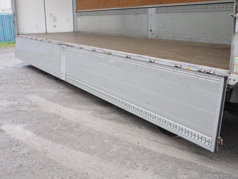 いすゞ ギガ ウイング車 大型 LKG-CYJ77A 年式 H23[写真10]