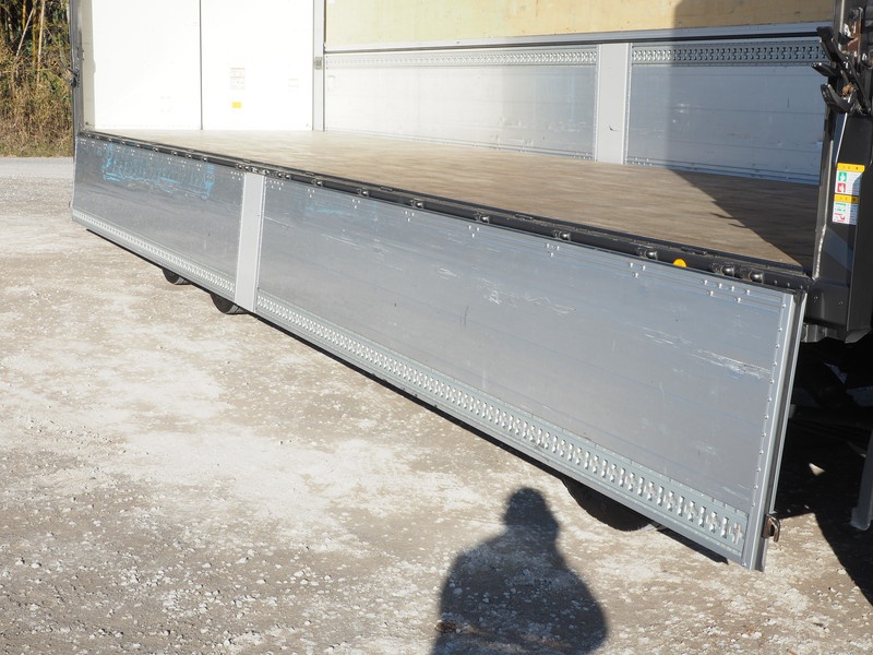 いすゞ ギガ ウイング車 大型 QKG-CYJ77B 年式 H28[写真12]