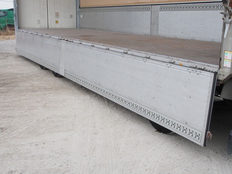 いすゞ ギガ ウイング車 大型 PDG-CYJ77W8 年式 H22[写真12]