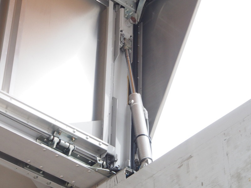 いすゞ ギガ ウイング車 大型 PDG-CYJ77W8 年式 H22[写真18]