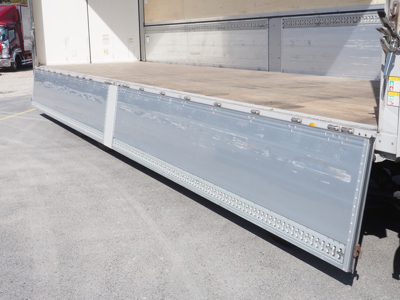 いすゞ ギガ ウイング車 大型 QKG-CYJ77B 年式 H28[写真12]