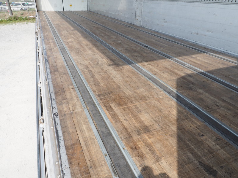 いすゞ ギガ ウイング車 大型 PKG-CYJ77W8 年式 H19[写真16]