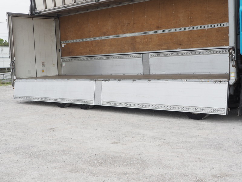 いすゞ ギガ ウイング車 大型 LKG-CYJ77A 年式 H23[写真12]