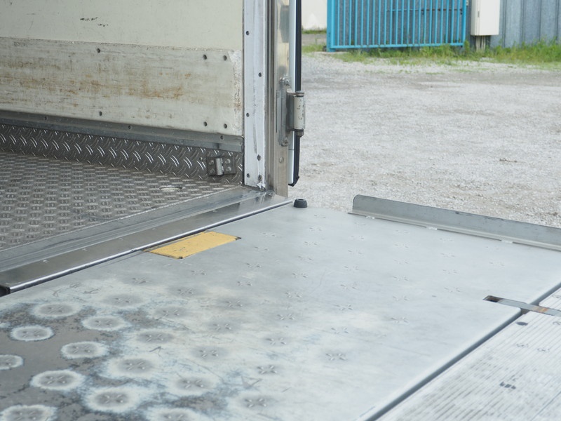 いすゞ フォワード 冷凍バン 中型 PKG-FRR90S2 年式 H21[写真17]