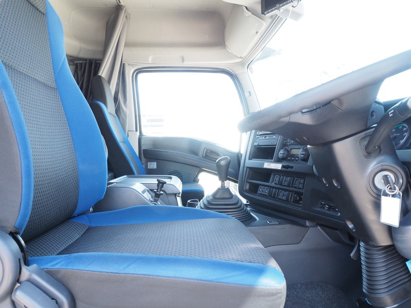 いすゞ ギガ ウイング車 大型 QKG-CYJ77B 年式 H28[写真32]