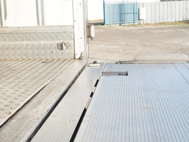 いすゞ フォワード 冷凍バン 中型 PKG-FRR90S2 年式 H19 [写真17]