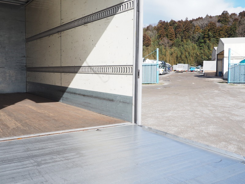 いすゞ エルフ バン車 小型 TRG-NPR85AN 年式 H28[写真18]