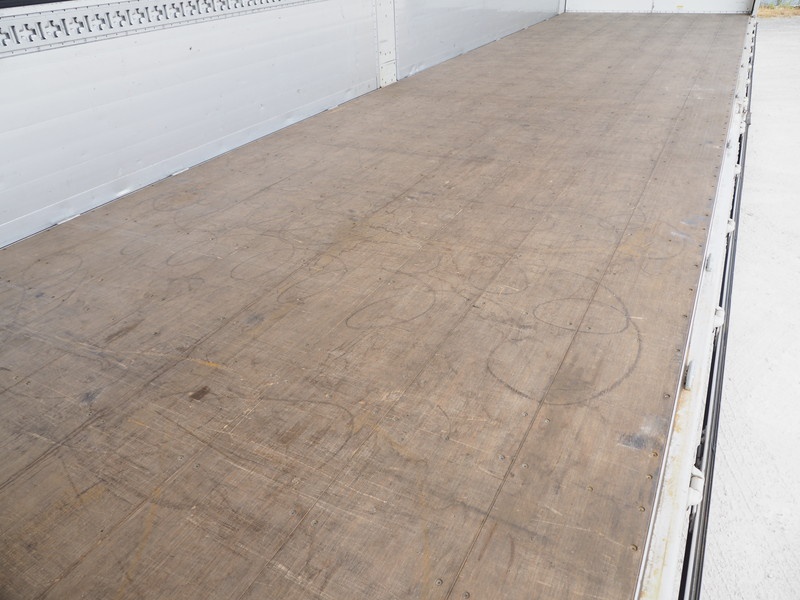 いすゞ ギガ ウイング車 大型 QKG-CYJ77B 年式 H28[写真13]