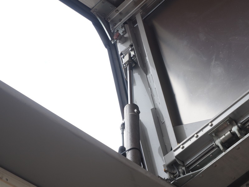 いすゞ ギガ ウイング車 大型 LKG-CYJ77A 年式 H23[写真09]