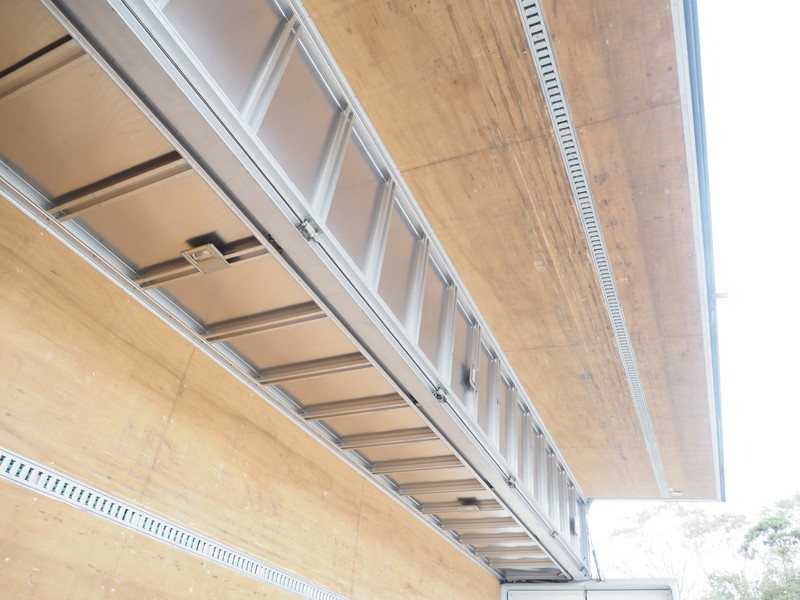 いすゞ ギガ ウイング車 大型 LKG-CYJ77A 年式 H23[写真16]