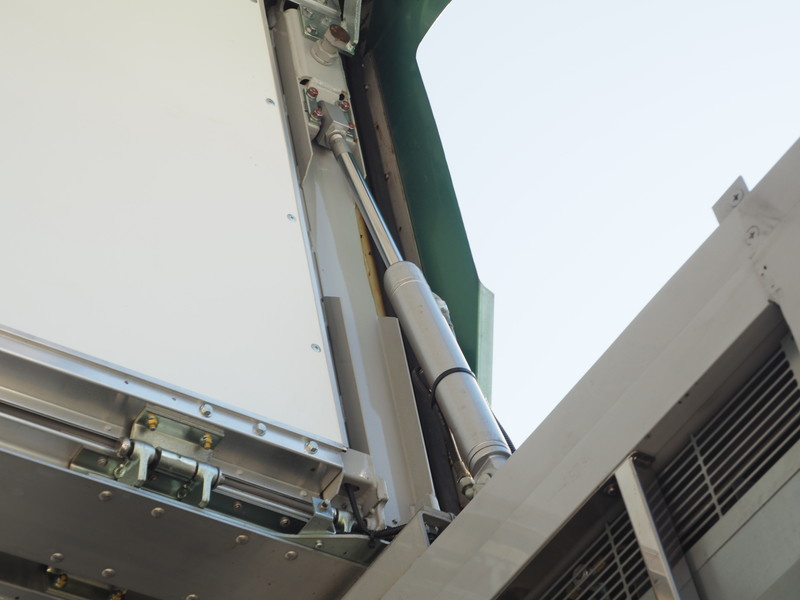 いすゞ ギガ 冷凍ウイング 大型 QKG-CYL77A 年式 H26[写真09]