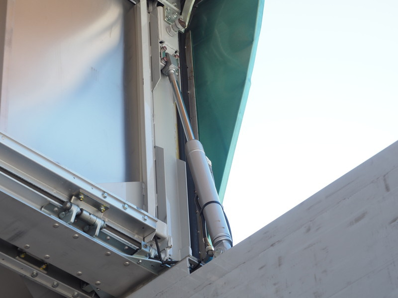 いすゞ ギガ ウイング車 大型 QKG-CYJ77A 年式 H25[写真09]