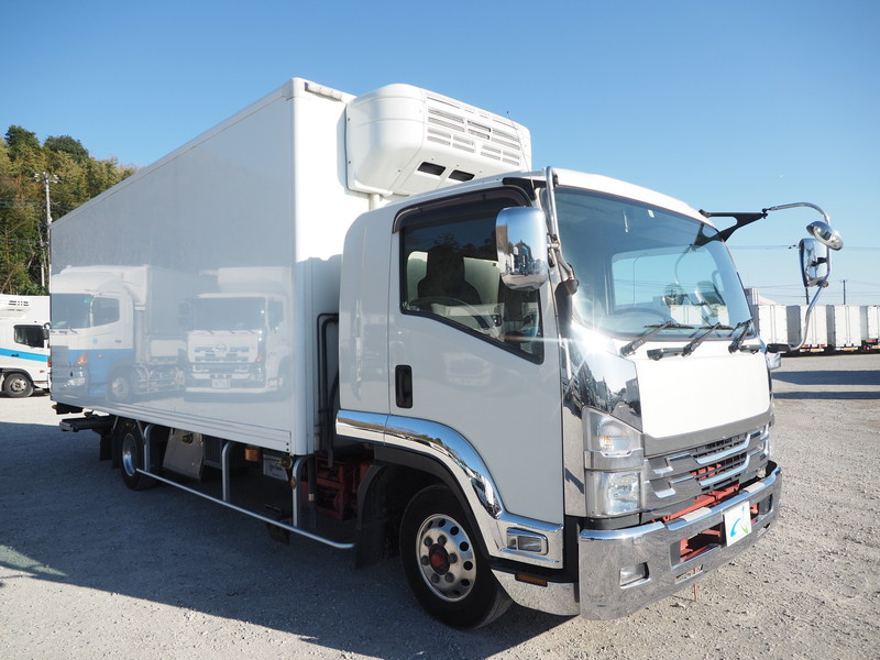 いすゞ フォワード 冷凍バン 中型 TKG-FRR90T2 年式 H27[写真03]