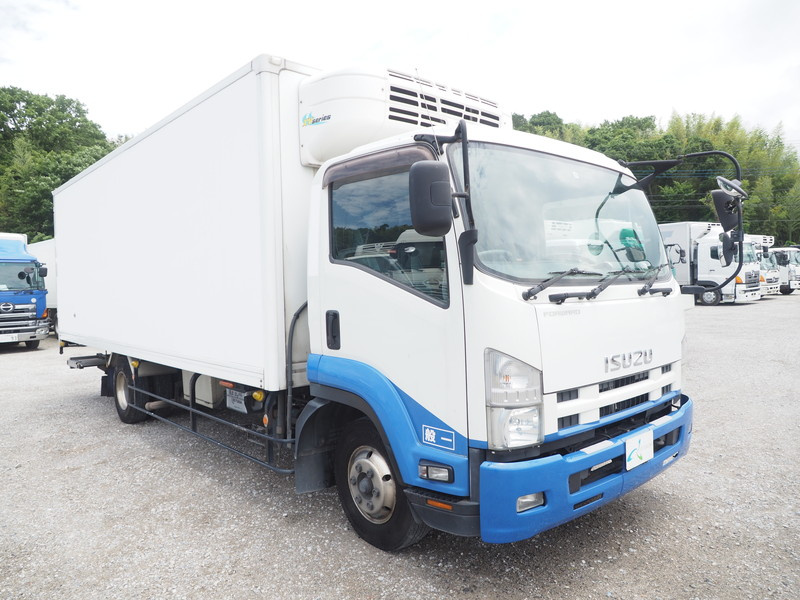 いすゞ フォワード 冷凍バン 中型 TKG-FRR90T2 年式 H25[写真03]