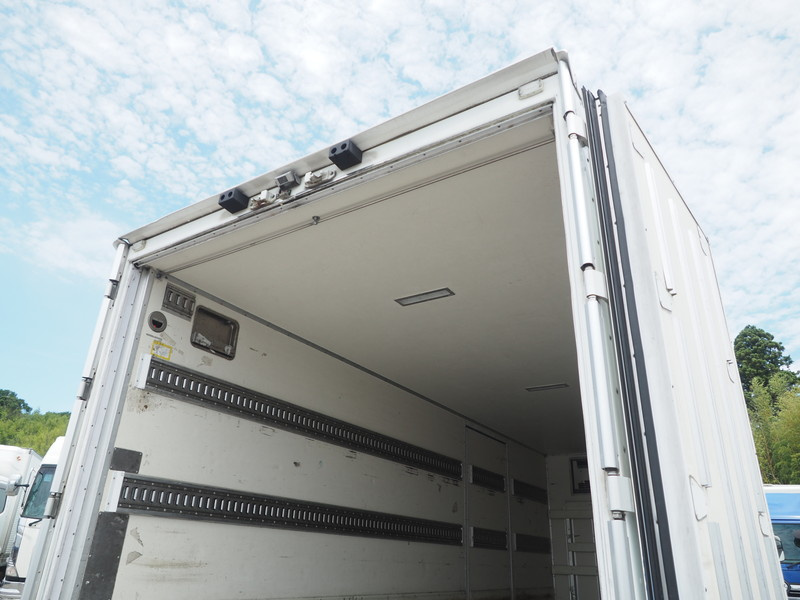 いすゞ フォワード 冷凍バン 中型 TKG-FRR90T2 年式 H25[写真18]