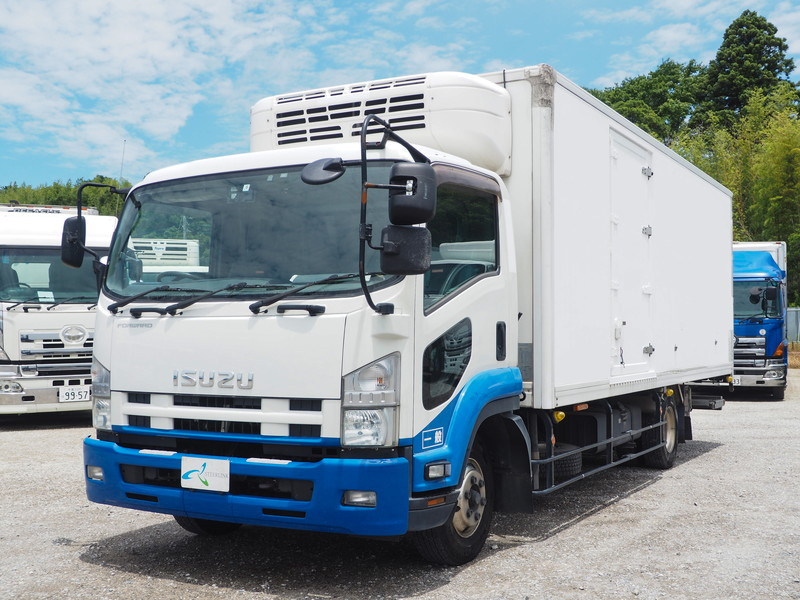 いすゞ フォワード 冷凍バン 中型 TKG-FRR90T2 年式 H25[写真01]