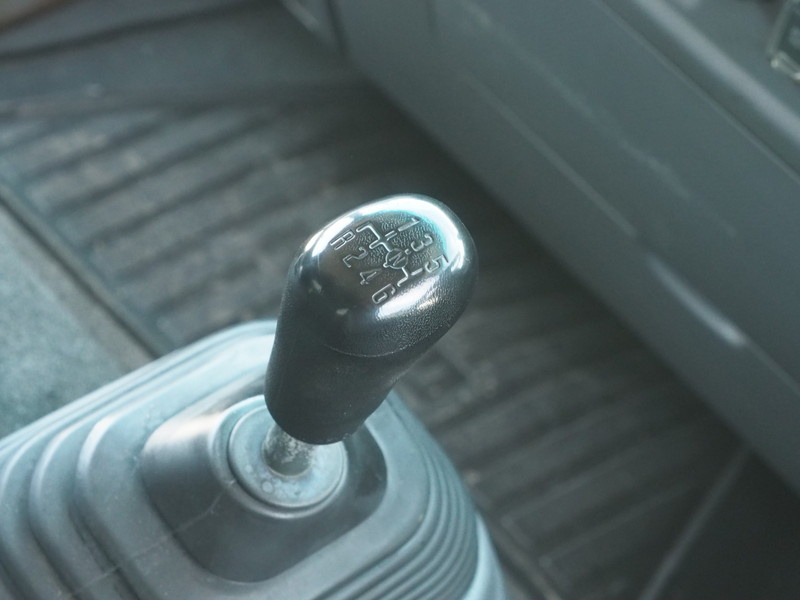 いすゞ フォワード 冷凍バン 中型 TKG-FRR90S2 年式 H27[写真29]