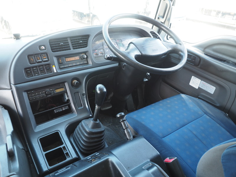 いすゞ ギガ ウイング車 大型 PDG-CYJ77W8 年式 H22[写真16]