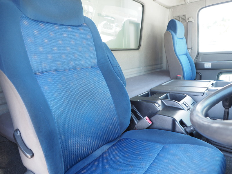 いすゞ ギガ ウイング車 大型 PDG-CYJ77W8 年式 H22[写真14]