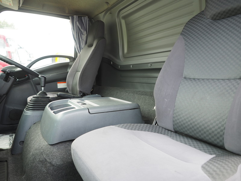 いすゞ フォワード 冷凍バン 中型 TKG-FRR90T2 年式 H27[写真30]