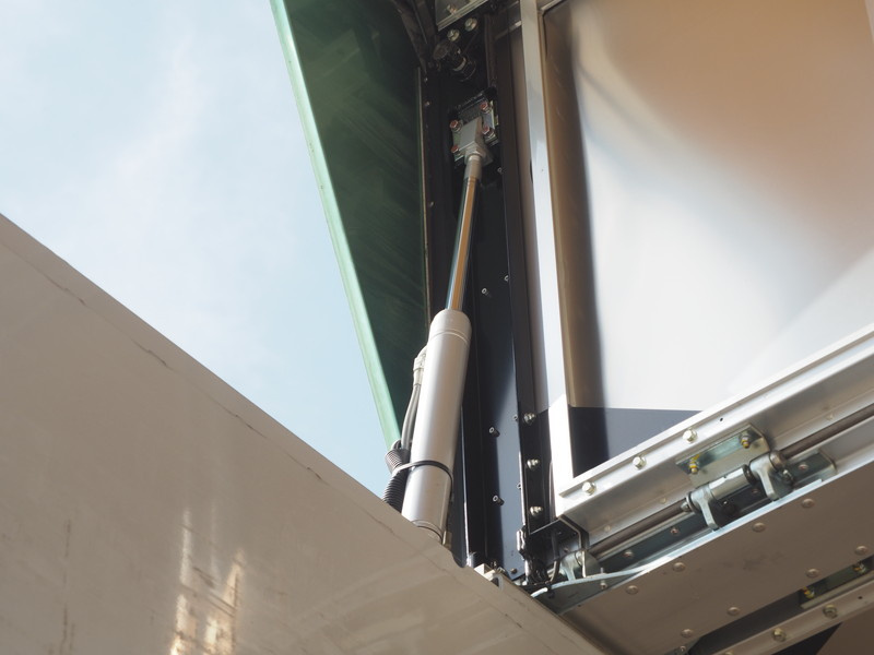 いすゞ ギガ ウイング車 大型 QKG-CYJ77A 年式 H27[写真18]