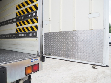 いすゞ フォワード 冷凍バン 中型 TKG-FRR90T2 年式 H27 [写真24]