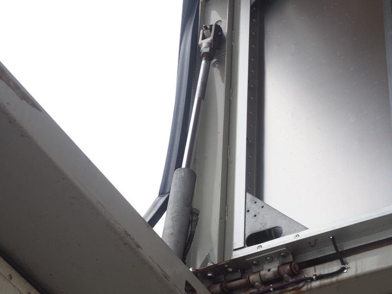 いすゞ ギガ ウイング車 大型 PDG-CYJ77W8 年式 H22[写真12]