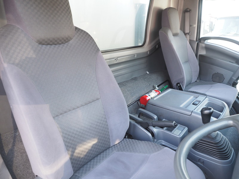 いすゞ フォワード 冷凍バン 中型 TKG-FRR90S2 年式 H25[写真27]