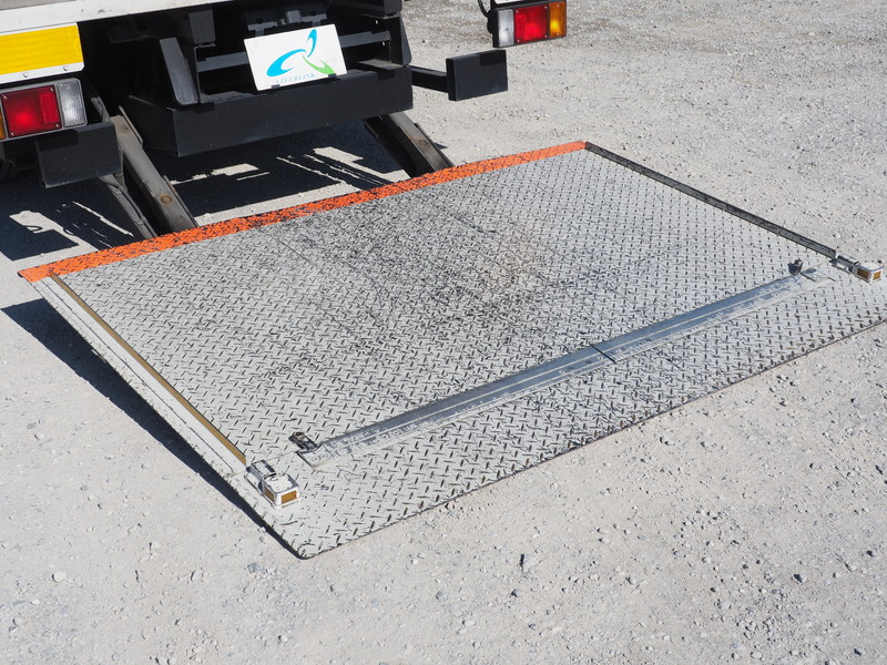 いすゞ エルフ バン車 小型 BDG-NPR85AN 年式 H19[写真26]