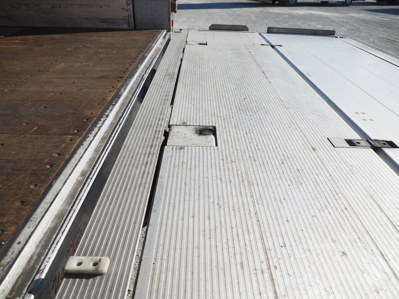 いすゞ ギガ ウイング車 大型 PDG-CYJ77W8A 年式 H21[写真30]