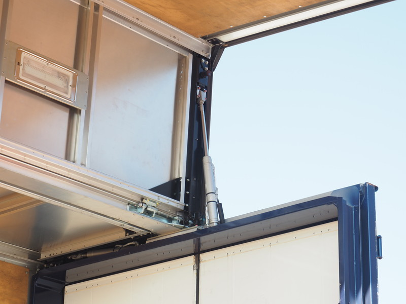 いすゞ ギガ ウイング車 大型 QKG-CYJ77A 年式 H27[写真18]