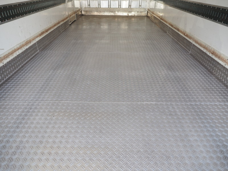 いすゞ フォワード 冷凍バン 中型 PKG-FRR90T2 年式 H21[写真18]