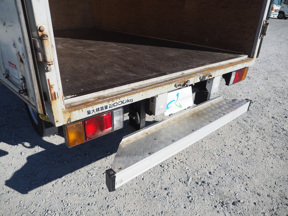 いすゞ エルフ バン車 小型 BKG-NLR85AN 年式 H20[写真18]