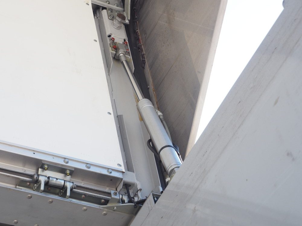 いすゞ ギガ ウイング車 大型 QKG-CYJ77A 年式 H26[写真18]