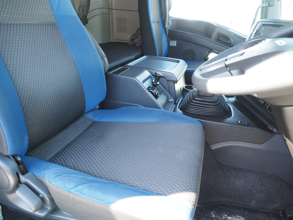 いすゞ ギガ ウイング車 大型 QKG-CYJ77B 年式 H28[写真16]